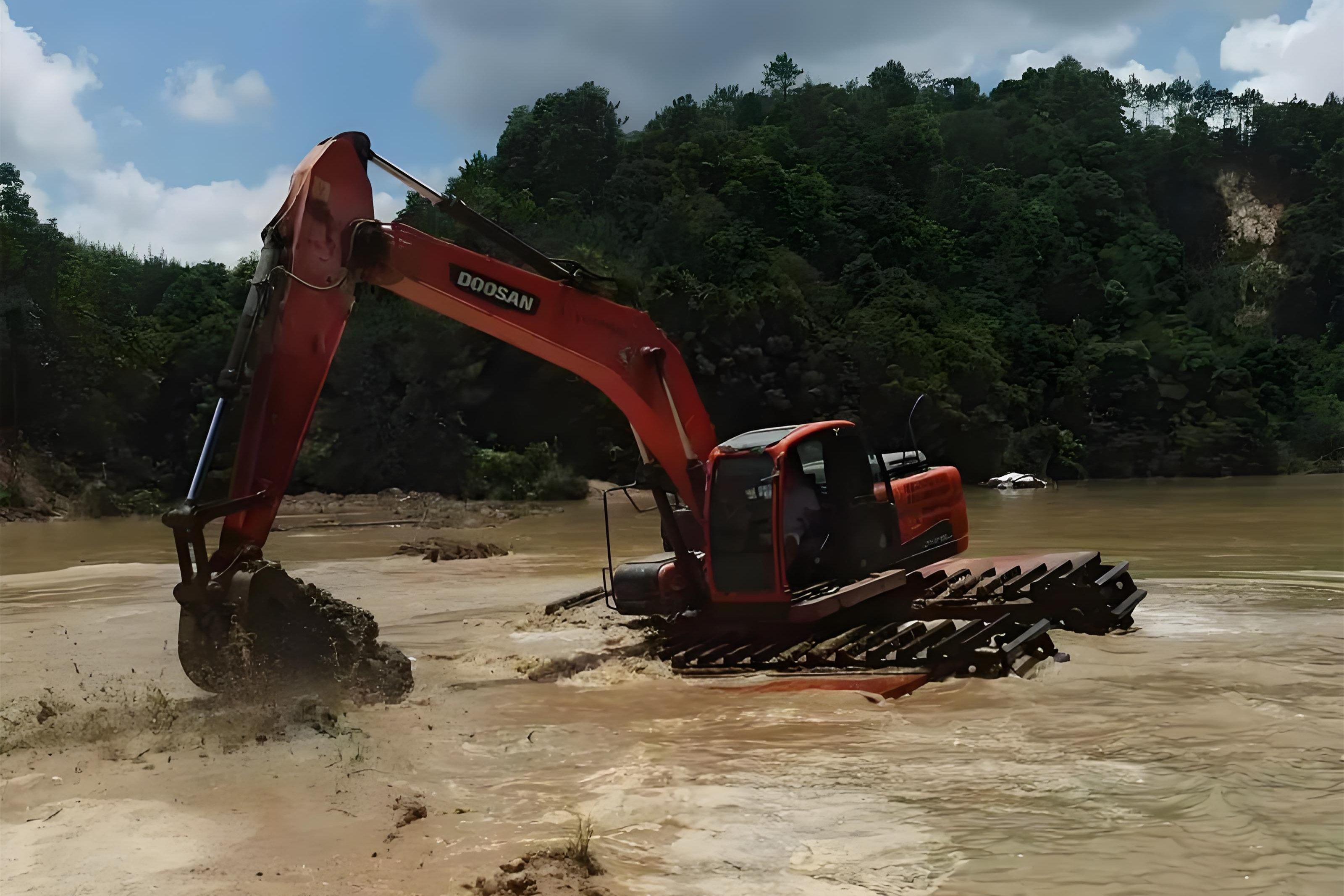 浙江杭州挖機清淤施工隊-沼澤地清淤需要先排水嗎？
