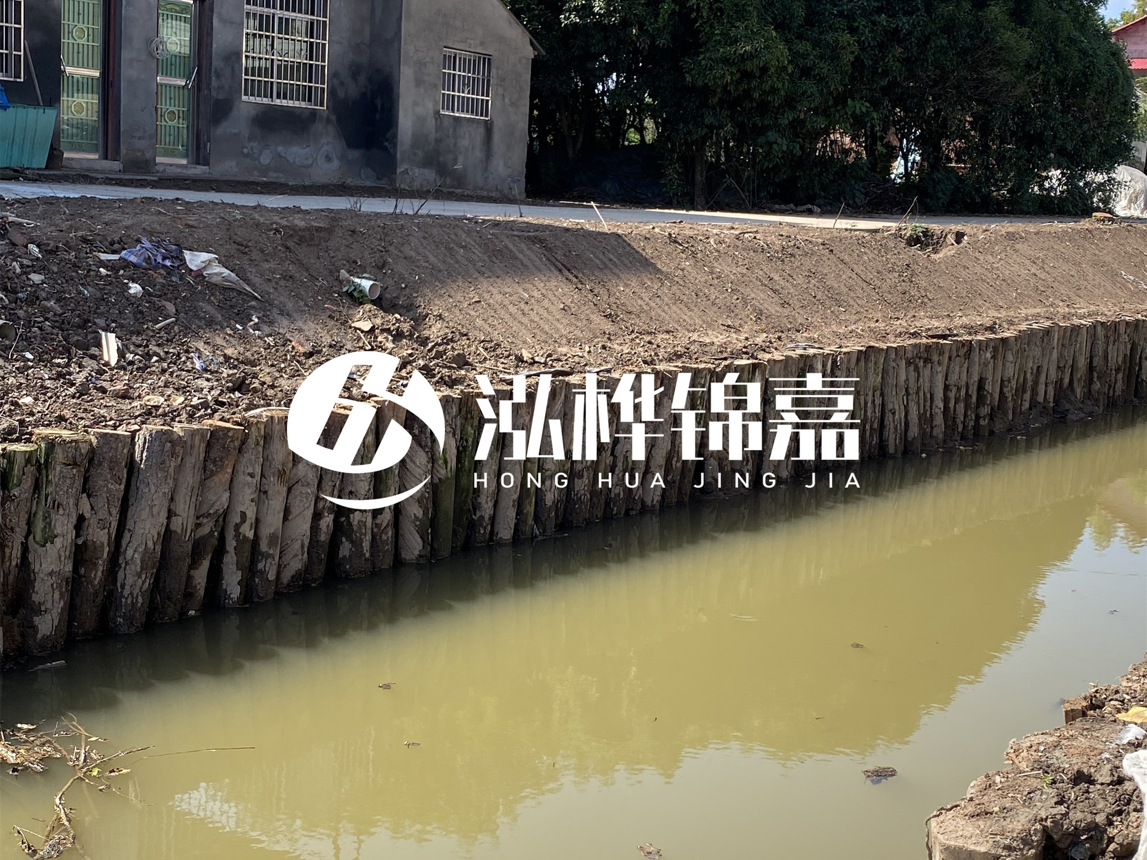 松木樁批發(fā)廠家泓樺錦嘉-圍堰松木樁間距多少能保證穩(wěn)定性？